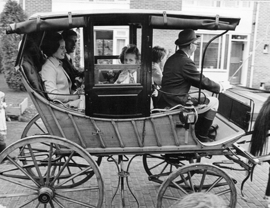 502633 Afbeelding van de intocht met een koetsje van burgemeester mr. A.L.W.J. Panis en zijn gezin te Maartensdijk.